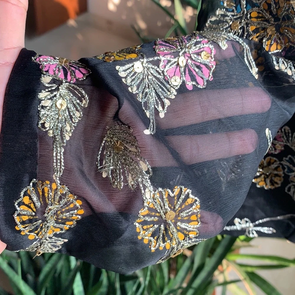 saree blouse. Back covered.Deep neck. Elbow sleeves. Can Wear as cropped top! - Picture 7 of 7